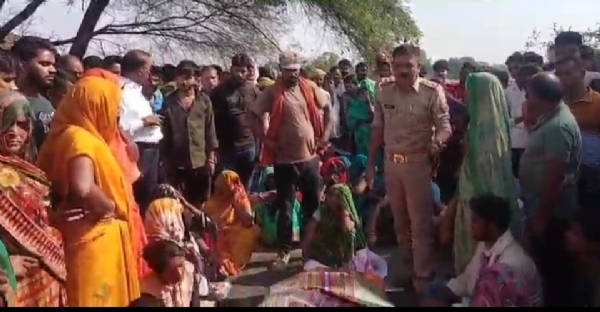 दूबार-लालगंज मार्ग पर जाम लगाते परिजन और ग्रामीण।