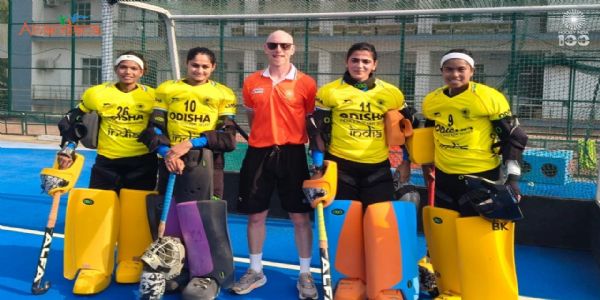 सविता, बंसारी सोलंकी, बिचू देवी खारीबाम और माधुरी किंडो के साथ अनुभवी कोच डेविड विलियमसन