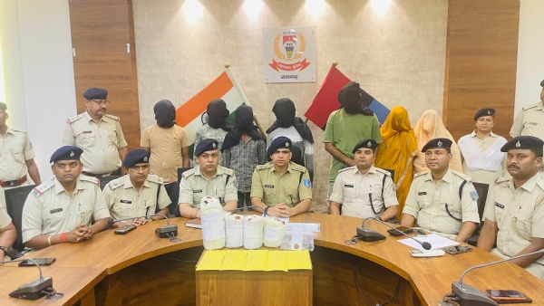 कॉन्फ्रेंस करते एसपी