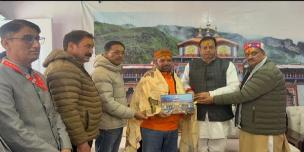 बीकेटीसी के एक सदस्य ने एक करोड़ एक लाख की धनराशि मंदिर समिति को दी दान