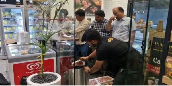 खाद्य सुरक्षा विभाग की टीम ने राजापार्क के एग्जॉटिक मार्ट पर छापा मार किया 41 किलो नॉनवेज नष्ट