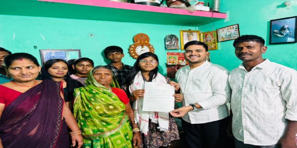 आजसू ने किया मैट्रिक टॉपर को सम्मानित