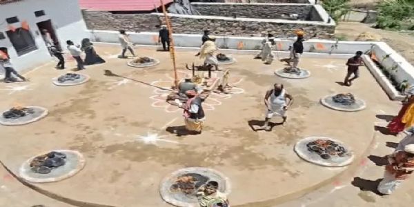 भीषण गर्मी में धधकती धूणियों के बीच 21 दिन तक तप