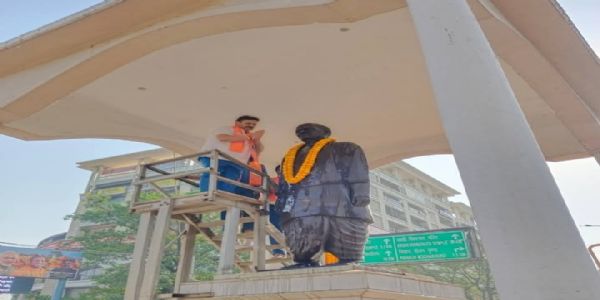 मंत्री रविन्द्र जायसवाल ने की सरदार बल्लभभाई पटेल की मूर्ति की सफाई