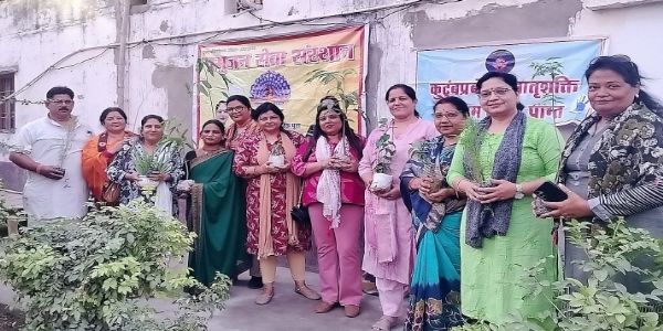 पृथ्वी को हरा भरा करने के लिए महिलाओं ने किया पौधरोपण