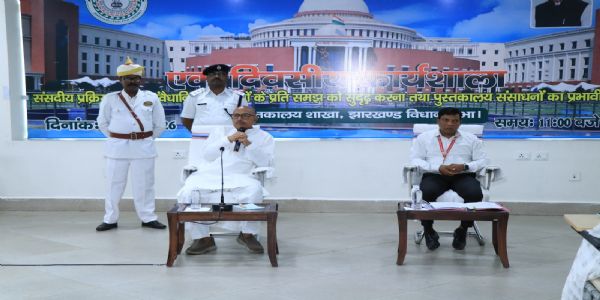 स्पीकर ने विधानसभा में कर्मियों के दक्षता बढ़ाने का दिया संदेश