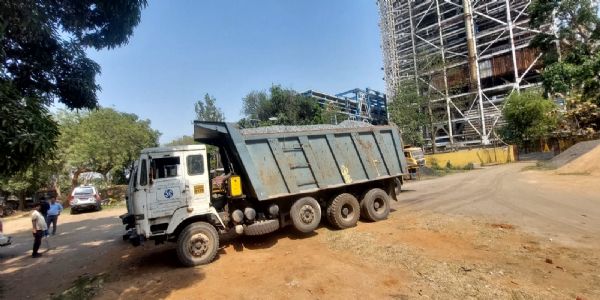 बालू और गिट्टी लदा चार वाहन जब्त, प्राथमिकी दर्ज