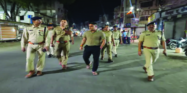 आधी रात सड़कों पर उतरे एसपी, देर रात तक खुली दुकानें बंद कराईं, संदिग्धों की तलाशी