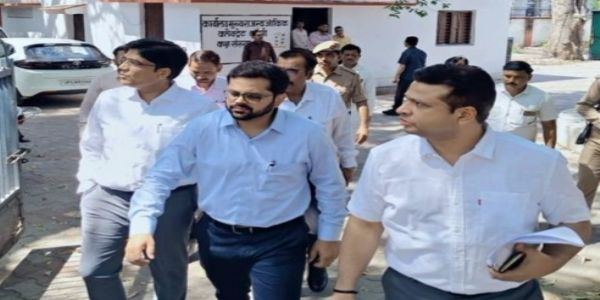 झांसीः जिलाधिकारी गौरांग राठी ने किया कलेक्ट्रेट में औचक निरीक्षण