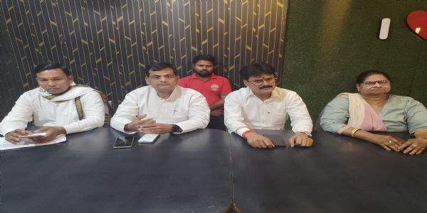 पूर्व मुख्यमंत्री अखिलेश यादव व राहुल गांधी के पुतला दहन से सपा नेता नाराज, कार्यवाही की मांग