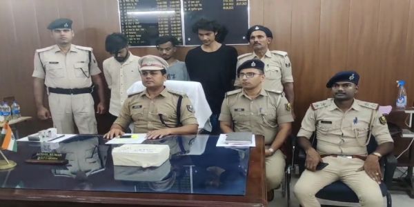 280.35 स्मैक के साथ तीन गिरफ्तार,चार पहिया और दो पहिया वाहन जब्त