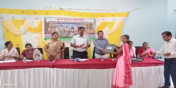 मनरेगा महिला मेटों के बीच टूल किट का वितरण