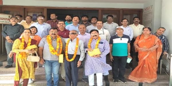 प्रयागराज : आकाशवाणी ने उप्र संगीत नाटक अकादमी के चयनित कलाकाराें काे अकादमी पुरस्कार से किया सम्मानित