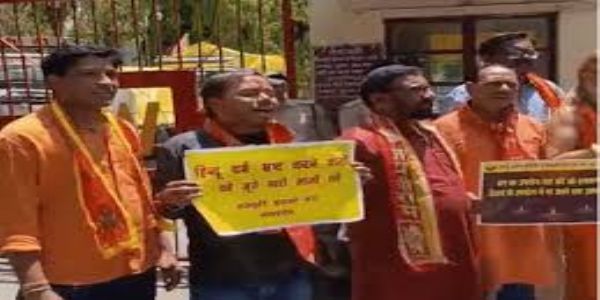 भोपाल की फैक्ट्री में ‘तिलक-बिंदी’ पर विवाद, हिंदू उत्सव समिति ने किया विरोध प्रदर्शन, कर्मचारियों को बांधा कलावा