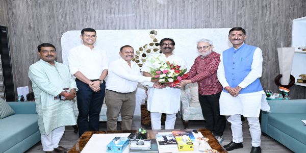 रक्षा राज्य मंत्री ने मुख्यमंत्री से की मुलाकात, सांसद सांस्कृतिक महोत्सव के लिए किया आमंत्रित