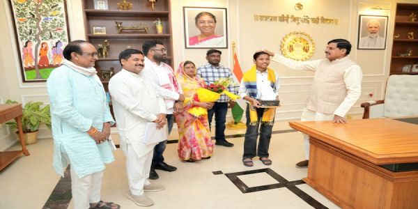 दसवीं बोर्ड टॉपर कु. प्रतिभा सोलंकी को प्रोत्साहन स्वरूप मिलेंगे एक लाख रुपए