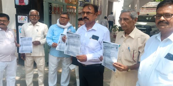 मछलीशहर तहसील में भ्रष्टाचार के आरोप, अधिवक्ताओं ने जिलाधिकारी से की शिकायत