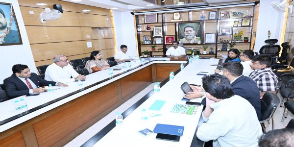 मुख्यमंत्री ने अधिकारियों को दावोस में हस्ताक्षरित एमओयू पर फोकस करने का दिया निर्देश