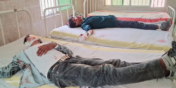 एनएच-727 पर हादसा: स्कॉर्पियो की टक्कर से तीन युवक जख्मी, चालक हुआ फरार