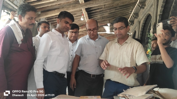 पांडुलिपियों को देखते जिलाधिकारी