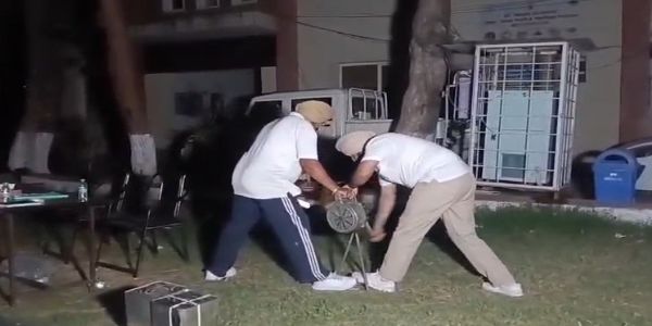 पंजाब के हाेशियारपुर में सायरन चलाते कर्मचारी