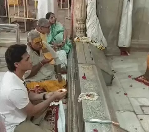 जयपुर में खिलाड़ी अभिषेक शर्मा का आध्यात्मिक अंदाज: मां संग अभिषेक  ने  किए गोविंद देव जी के दर्शन