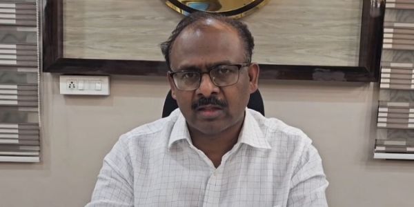 नेपाल हादसे की जानकारी देते उत्तर प्रदेश के महाराजगंज जिले के जिलाधिकारी संतोष शर्मा