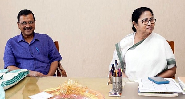 दिल्ली के पूर्व मुख्यमंत्री अरविंद केजरीवाल और मुख्यमंत्री ममता बनर्जी (फाइल फाेटाे)