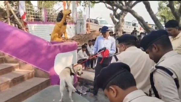 डॉग स्क्वायड से जांच करते पुलिस
