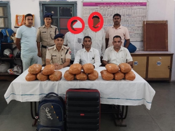 गिरफ्तार आरोपी की जानकारी देते आरपीएफ पदाधिकारी