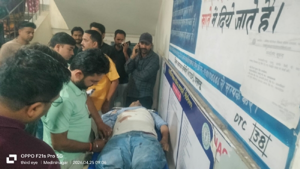 एमएमसीएच में पड़ा शव एवं लगी भीड़