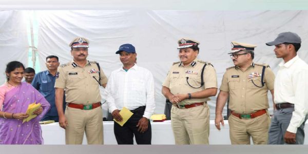 47 माओवादियों ने डाले हथियार