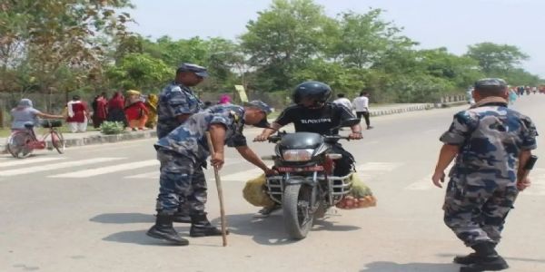 बार्डर पर वाहनों की चेकिंग करते नेपाल आर्म्ड फोर्स के जवान