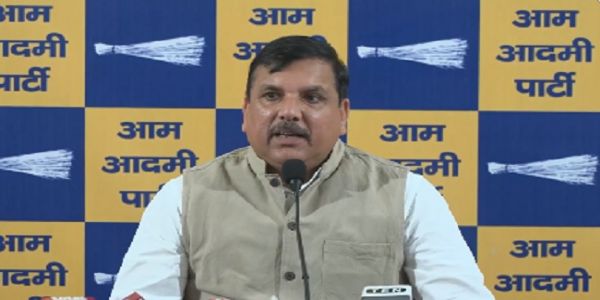 आआपा के राज्यसभा सदस्य संजय सिंह पत्रकार वार्ता को संबोधित करते हुए।