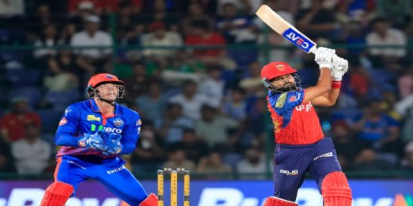 शॉट खेलते श्रेयस अय्यर