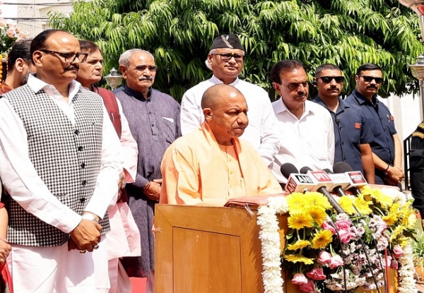 हेमवतीनंदन बहुगुणा को श्रद्धासुमन अर्पित करते मुख्यमंत्री योगी, ब्रजेश पाठक व अन्य