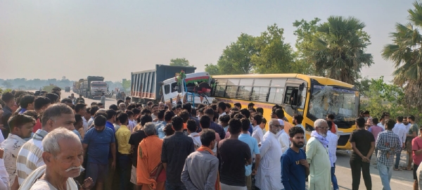 घटनास्थल पर लगी भीड़