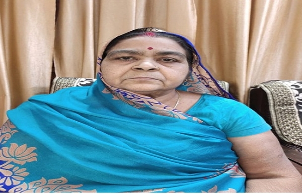 बिहार के सासाराम में जमीन रिकॉर्ड में गड़बड़ी से परेशान बुजुर्ग महिला की तस्वीर