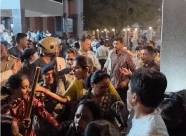 नाबालिग से छेड़छाड़ पर बवाल, पुलिस स्टेशन का घेराव