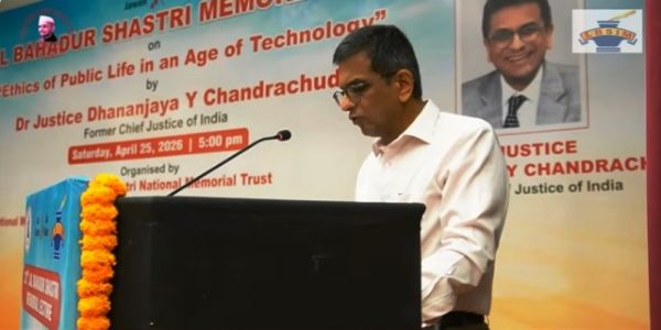 पूर्व मुख्य न्यायाधीश डी वाई चंद्रचूड़ शनिवार को कार्यक्रम को संबोधित करते हुए