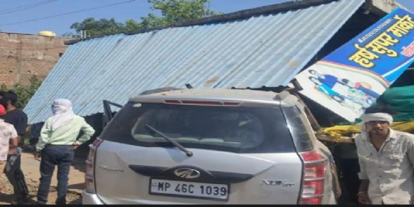 धार : अनियंत्रित कार मकान और दुकान में घुसी, चार घायल; दो गंभीर रेफर