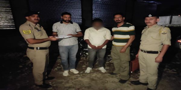 हेलमेट के अंदर छुपाकर ले जा रहा था चिट्टा, गिरफ्तार