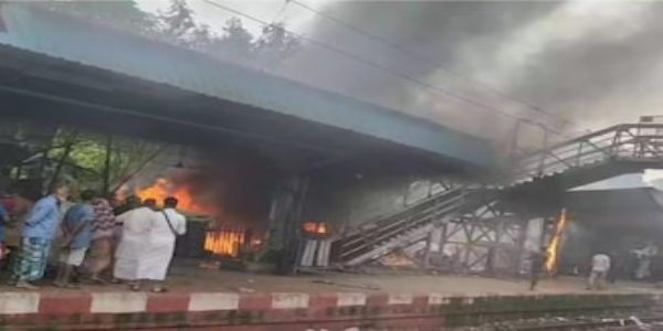 आक्रा–संतोषपुर में बस्ती में आग, ओवरहेड तार जलने से ट्रेन यातायात बाधित