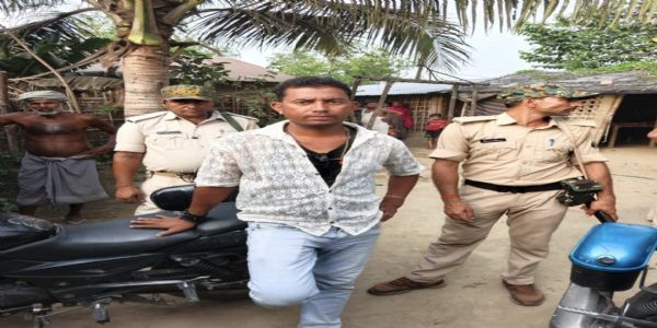 20 लीटर देसी शराब के साथ युवक गिरफ्तार