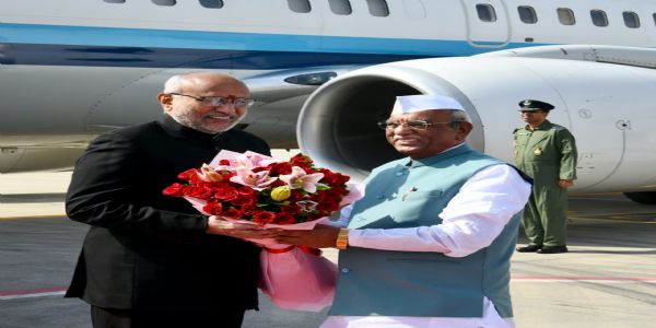 राज्यपाल बागडे ने उपराष्ट्रपति की अगवानी की