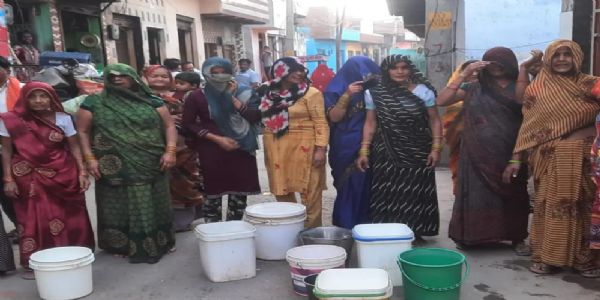 हाथरस: भीषण गर्मी में सादाबाद कस्बे के कई इलाकों की जलापूर्ति ठप, महिलाओं ने किया प्रदर्शन