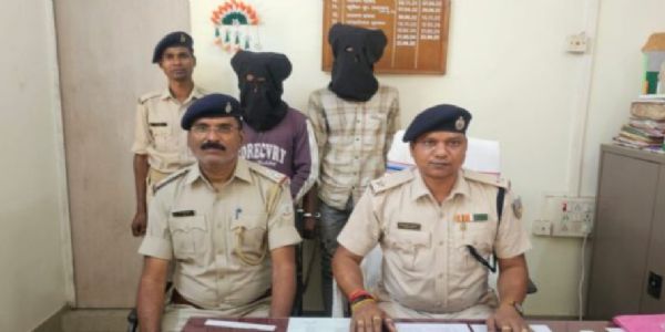 चोरी का ई-रिक्शा बेचने के इरादे से घूम रहे दो युवक गिरफ्तार