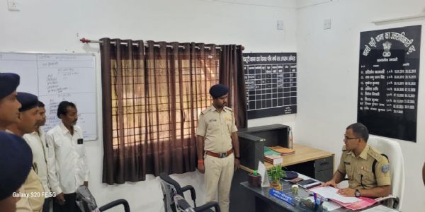 एसपी ने चतरोचट्टी और आईईएल थाना का किया औचक निरीक्षण