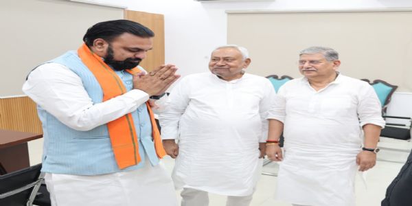 मुख्यमंत्री सम्राट चौधरी ने नीतीश कुमार से की मुलाकात