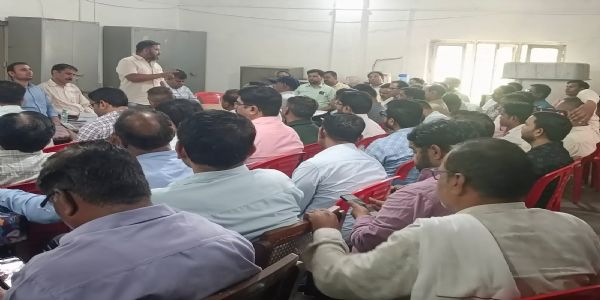 ताप बिजली घरों के निजीकरण के खिलाफ बिजली कर्मियों का उग्र विरोध, अलीगढ़ व हरदुआगंज में प्रदर्शन